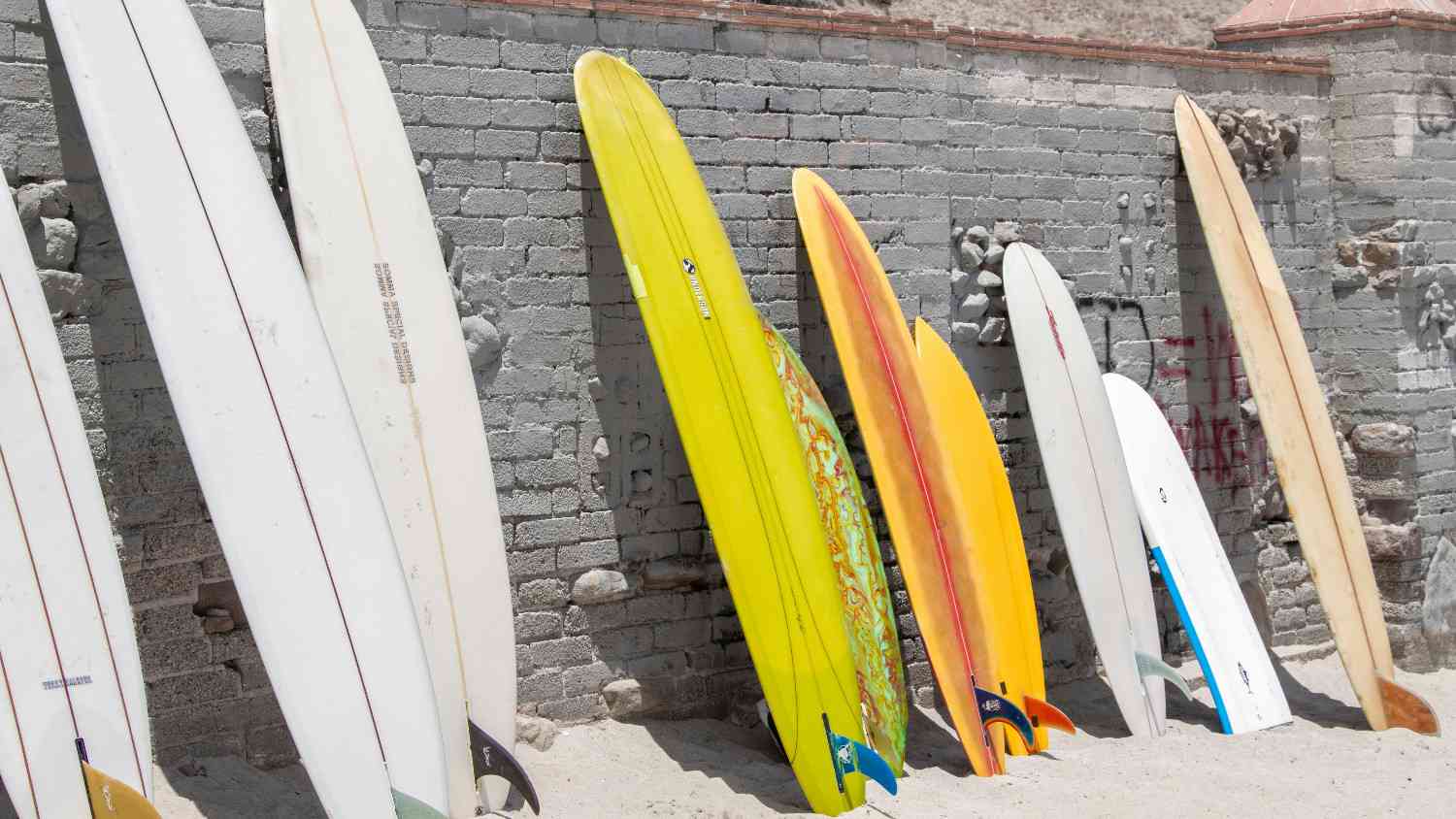 Why Every Surfer Needs a Reliable Surfboard Rental Place While Traveling